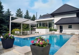 Basen w ogrodzie. Ulubione miejsce domowników w upalne dni. Wokół basenu okładzina z łupka brazylijskiego, na dachu domu baterie słoneczne podgrzewające wodę w basenie