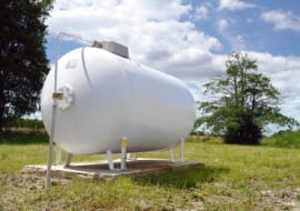 Firmy zajmujące się dystrybucją gazu płynnego mają w swojej ofercie zbiorniki o pojemności 2700, 4850 i 6400 litrów w wersji naziemnej i podziemnej.