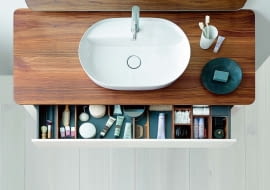 Szafka z serii LUV, blat z litego drewna lub kamienia, szer. 178, 138 albo 88 cm. Cena szafki o wymiarach 138 x 57 cm od 9316 zł. Dodatkowo można zamówić organizery z orzecha lub klonu od 1104 zł (do szafki 138 x 57 cm), Duravit