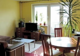 PRZED ZMIANĄ. Pokój wydawał się jeszcze mniejszy, niż był w rzeczywistości. To wrażenie wywoływały ciemne masywne meble niedostosowane do wielkości wnętrza.