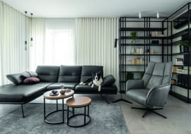 Atmosferę spokoju i domowego schronienia zapewnia użyta w aranżacji mieszkania monochromatyczna paleta barw. Czerń, szarość, biel i wzór drewna oddane w różnych strukturach oraz na różnych powierzchniach kreują wyciszone wnętrze.