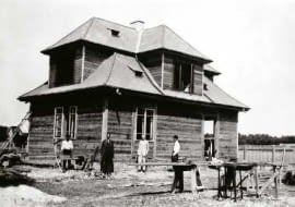 Pamiątka z czasów budowy. Drewniany dom z użytkowym poddaszem przykryto łamanym dachem kopertowym. Ściany zewnętrzne wykonano z grubych modrzewiowych bali i od zewnątrz obito deskami, od strony wewnętrznej zaś - wykończono tynkiem glinianym ułożonym na matach z trzciny.