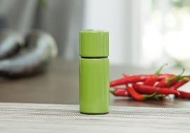 Młynek do pieprzu lub soli AdHoc Forma wykonany z ceramiki, trwały i funkcjonalny. Wysokość 15 cm, średnica 5 cm. Dostępny w czterech kolorach: czerwonym, niebieskim, zielonym oraz pomarańczowym. Cena 79 zł.