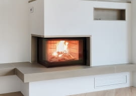 Decydując się na ogrzewanie domu nowoczesnym  piecokominkiem możemy doprowadzić ciepło  do wszystkich pomieszczeń. Dzięki temu mamy  zagwarantowany komfort cieplny, który  „utrzymamy” bezobsługowo przez 12-24 godziny.