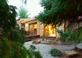 NAD DUŻYM TARASEM zrobiono zadaszenie, w ciepłe słoneczne dni można więc komfortowo wypoczywać w cieniu.