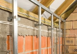 Do ściany kolankowej przykręca się łączniki ES w rozstawie 40-60 cm. W profile UD wstawia się pionowo profile CD i mocuje do łączników ES.