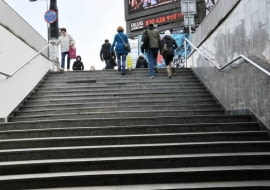 Schody do przejścia podziemnego pod rondem Dmowskiego