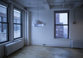 Fantazyjna lampa w kształcie chmury. Idealna do pokoju dziecięcego lub sypialni.