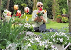 Kwiecień wybucha kwiatami - nie tylko na rabatach, ale także w naczyniach i wiklinowych koszach.