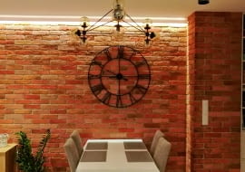 Czerwona cegła jest materiałem używanym w architekturze od wieków, w ostatnich latach zadomowiła się w naszych czterech kątach na dobre i pozostanie z nami jeszcze przez jakiś czas. Charakter, który wprowadza do wnętrza, jest bowiem na tyle uniwersalny, że sprawdzi się niemal w każdej stylistyce.