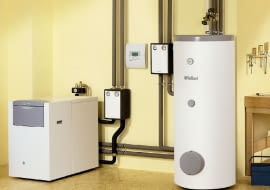 Nowoczesna kotłownia olejowa - czysta i zadbana, ze zbiornikiem na paliwo umieszczonym w sąsiednim pomieszczeniu