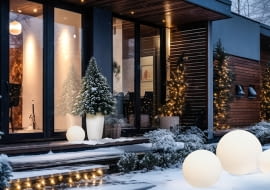 Bajkowy ogród rozświetlony przenośnymi lampami stojącymi CUMULUS oraz FLOWERPOT.