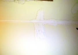 Tak efektowne zacieki to sytuacja ekstremalna, ale warto zwracać uwagę nawet na mniejsze wykwity. Uszkodzonej w ten sposób płyty gipsowo-kartonowej nie da się naprawić. Trzeba ją wyciąć i sprawdzić stan paroizolacji.