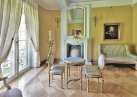 Choroszcz Palac Branickich w Choroszczy gabinet z meblami w stylu Ludwika XVI Powstal w latach 1745-1771 dla magnata Jana Klemensa Branickiego na sztucznej wyspie otoczonej kanalami oraz ogromnym parkiem o powierzchni 25 hektarow Sluzyl jako rezydencja letnia Obecnie Muzeum Wnetrz Palacowych oddzial Muzeum Podlaskiego w Bialymstoku Podlasie Choroszcz Summer palace of Branicki family Cabinet with furnitures in the style of Ludwig XVI Nowadays a Museum of Palaces Interior Design SLOWA KLUCZOWE: polska poland choroszcz podlasie podlaskie palac rezydencja magn