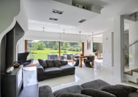 salon, duże okna, koza