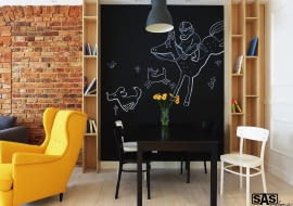 DO RYSOWANIA. Ściana pokryta tablicówką to idealne miejsce, by pochwalić się swoją twórczością. saswnetrza.pl
