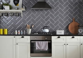 Szare płytki metro w kuchni ułożone w jodełkę, płytki ceramiczne