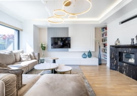 Przytulny rodzinny dom - aranżacja z nutą klasyki