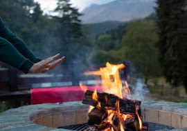 Bezpieczne palenie ogniska w ogrodzie – poradnik