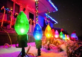 Światełka można zawiesić na elewacji domu, okapie dachu, balustradzie schodów czy tarasie.