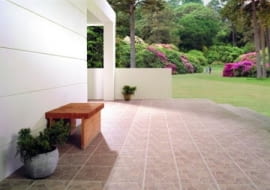 Wybór płytek na taras powinien być szczególnie przemyślany. Na pewno nie należy poprzestawać na ich ładnym wyglądzie: co najmniej równie ważne są cechy techniczne.