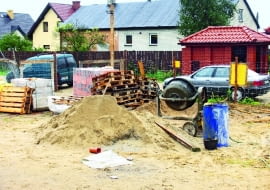 Bałagan na budowie - taką ekipę trzeba często kontrolować lub z niej zrezygnować