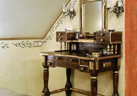 WNETRZA MEBLE PODLOGA FOT. ALEKSANDER RUTKOWSKI PUBLIKACJA CZTERY KATY NR 4 (162) - 4.2005 SLOWA KLUCZOWE: WNETRZA BUDOWNICTWO MEBLE