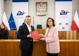 Dokument z rąk marszałek Senatu Małgorzaty Kidawy-Błońskiej odebrał w imieniu Instytutu Adrian Musiał, prezes Instytutu Wzornictwa Przemysłowego (IWP).