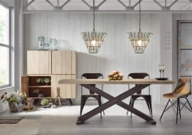 Surowe piękno: stół VITA marki LaForma, drewno i metal 5029 zł, krzesła MALIBU, metal 389 zł/szt. 9design