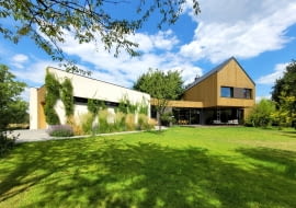 Fasada Roku 2023: Nagroda w kategorii "Dom jednorodzinny nowy". BIN House w Warszawie. Proj. Beczak / Beczak / Architekci.