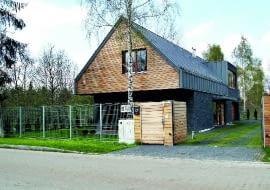 Na wąskim skrawku terenu najłatwiej ustawić dom zwrócony krótszym bokiem w stronę ulicy