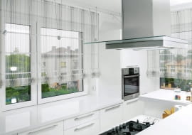 Rolety rzymskie uszyto z niemal całkowicie przejrzystej organdyny. Taka tkanina wpuszcza do wnętrza dużo naturalnego światła, a zarazem wystarczająco zasłania to, co dzieje się w środku.