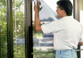 Naklejanie na okno samoprzylepnej folii termoizolacyjnej