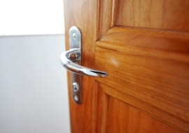 Klamka z długim szyldem