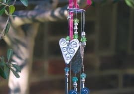 Ogrodowe dzwonki na wietrze są źródłem kojących dźwięków