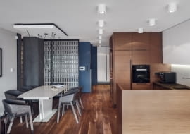 Salon z kuchnią i jadalnią.