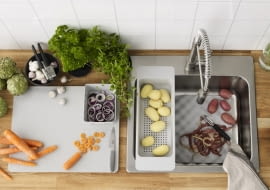 Seria GRUNDVATTNET: deska do krojenia 39,99 zł, pojemnik 9,99 zł, mata 9,99 zł, durszlak 7,99 zł IKEA.