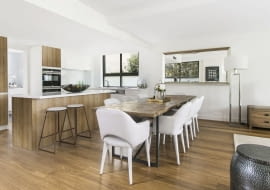 Dużo miejsca na stół kuchenny sprzyja rodzinnym spotkaniom.