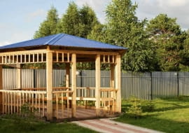 Ażurową altankę możemy spokojnie wybudować przy płocie.