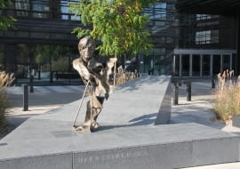 Popiersie Stefana Kuryłowicza autorstwa art. rzeźbiarza Krzysztofa Bednarskiego na skwerze im. Stefana Kuryłowicza przy kompleksie biurowym Wola Center przy ul. Przyokopowej 33