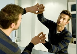 Jak powiesić lustro bez wiercenia?