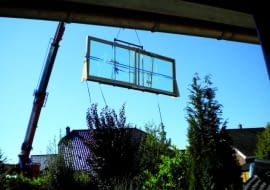 Transport dużego okna tarasowego często wymaga uzycia dźwigu