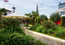 Okazałe rabaty z palmami, trawami ozdobnymi i formium o mieczowatych liściach - oto efektowny Ogród Hiszpański.