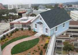 Falling Star - dom zawieszony na krawędzi budynku uniwersytetu w San Jose autorstwa koreańskiego artysty Do-Ho Suh.