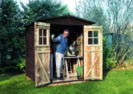 Drewniany domek na narzędzia (180×180 cm), z dwuskrzydłowymi drzwiami i dwuspadowym daszkiem krytym papą. Ok. 1200 zł, Castorama