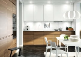 Lampa wisząca nad stołem bywa uzupełnieniem oświetlenia ogólnego. STOCKHOLM, lampa wisząca, projekt: Ola Wihlborg, śr. 55 cm, wysokość klosza 23 cm 299 zł IKEA