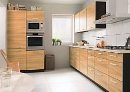 Najbliższy rok w kuchni zapowiada się spokojnie, jeśli chodzi o kolorystykę, ciekawie ze względu na materiały wykończeniowe, wygodnie dzięki coraz sprawniejszym sprzętom i radośnie za sprawą kolorowych akcesoriów. <BR > Trend: meble modułowe. Projektanci proponują zestawianie sprzętów według własnego uznania. Jest to możliwe dzięki dużemu wyborowi szafek (modułów), z których można tworzyć zestawy dopasowane do indywidualnych potrzeb. Takie rozwiązanie pozwala ciekawie zaaranżować zarówno niewielkie aneksy kuchenne, jak i przestronne wnętrza. Podobnie jak w minionym roku kolorystyka kuchni będzie spokojna, z przewagą bieli i naturalnego drewna (choć oczywiście miłośnicy intensywniejszych barw też znajdą coś dla siebie). <BR > Zestawianie modułów różnej szerokości sprawia, że zabudowa z jednakowymi frontami nie wygląda monotonnie. Zdjęcie: Black Red White