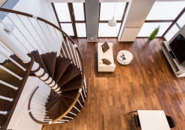 Drewniane schody kręte