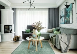 Strefa wypoczynku to ważne miejsce dla rodziny. Koncentruje życie towarzyskie domowników. Dlatego wymaga dopracowania szczegółów, które współtworzą przytulny klimat: obowiązkowe poduszki dekoracyjne i pledy, zasłonki, grafiki na ścianach, miękki dywan, wazony i ozdobna ceramika oraz kwiaty.