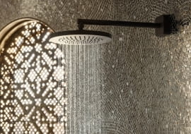 Głowice prysznicowe z kolekcji AXOR Conscious Showers w pięknej formie pokazują, co i w jaki sposób naprawdę należy chronić na naszej planecie. Dzięki innowacyjnej technologii, w wariancie EcoSmart+ zmniejszają zużycie wody do mniej niż 6 litrów na minutę – ale pozwalają cieszyć się tą samą przyjemnością prysznica, co zawsze.